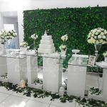 Aluguel Decoração Mesa do Bolo em Vidro Branco Com Muro Inglês