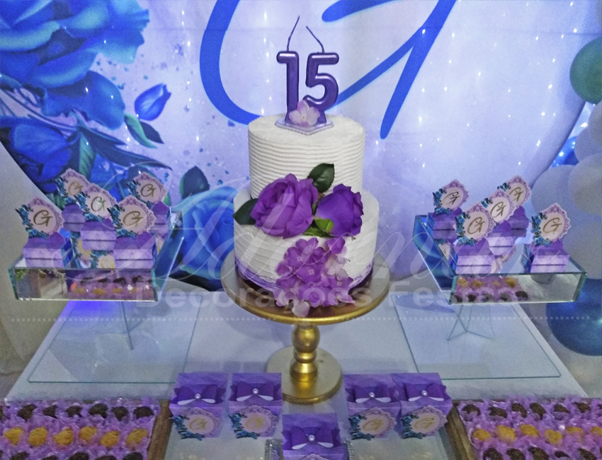 Foto de Bolo de Aniversário de Festa de 15 Anos Branco com Detalhes Lilás e  Velas Douradas - Baile de Debutante do Stock