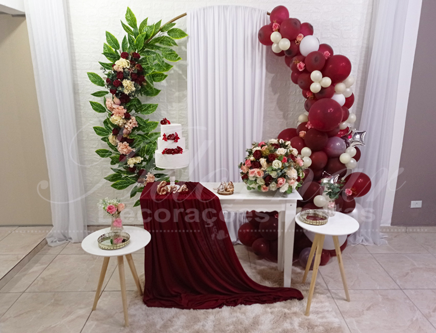 Decoração Casamento em Marsala Bordo Com Mesas Retrô