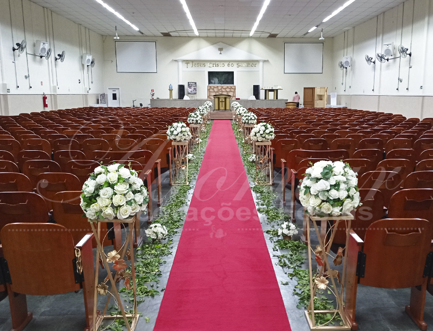 Decoração Cerimônia de Casamento Branco Colunas de Ferro Caminho da Noiva