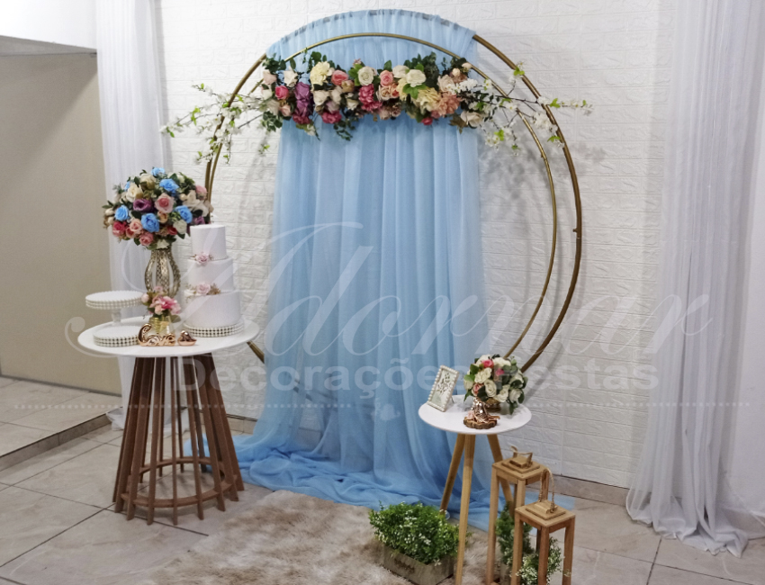 Decoração Casamento Painel Redondo Arco Com Flores Mescladas Azul e Mesa Ripada